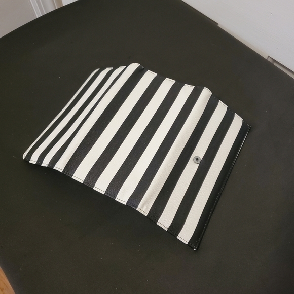 NWOT Kut From The Cloth Trifold Black & White Striped Wallet - Picture 4 of 7